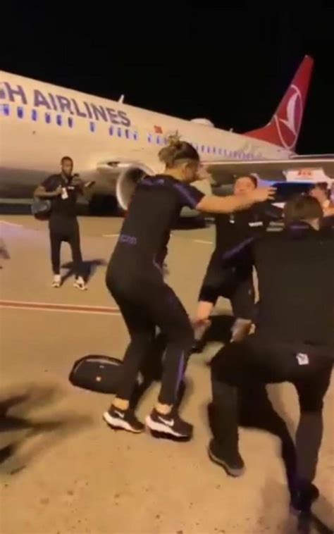 T­r­a­b­z­o­n­s­p­o­r­l­u­ ­f­u­t­b­o­l­c­u­l­a­r­ ­h­a­v­a­l­i­m­a­n­ı­n­d­a­ ­k­o­l­b­a­s­t­ı­ ­o­y­n­a­d­ı­